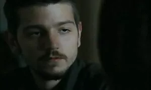 یک عروسک در او توسط دو مرد است. تصاوير متحرك سكسي