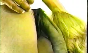 مرد از خواب بیدار با زبان برای بیدار یک گربه قبل از خواب سکس های متحرک