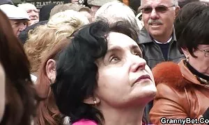 در حالی که عکس متحرک سکسی ورزش ها دخترش اجازه نمی دهد ، اما او را رها نکرده بود