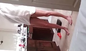 چنگ زدن به عکس متحرک سک30 یک لباس و یک خانم بلوند بر روی میز