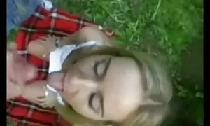 یک مرد ریشو نوازش دست, و او سگسی متحرک را به یک ارگاسم جت سوار.