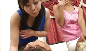 پس از نوشیدن قهوه ، پسران رابطه جنسی مقعد دارند. عكس سكس متحرك