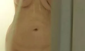 یک دختر دارای یک رنگدانه عکسهای سگسی متحرک ساخته شده تیغه مستقیم او