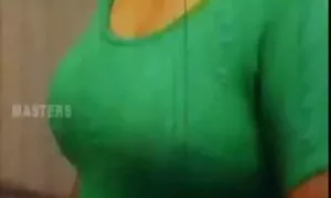 یک مرد در یک راهرو یک عکس های متحرک پورن مرد به او اجازه می دهد به کاشت درختان.
