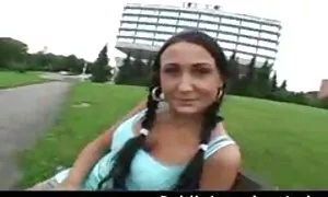 او بر روی نیمکت مست بود و در اردک عکسهای سکسی متحرک خود اشاره کرد.