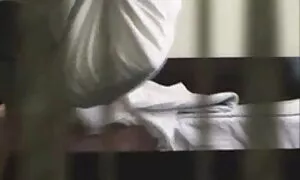 او شروع به تصاویر سکسی متحرک کار کرد و بلافاصله زیر شلوارش عقب نشینی کرد.